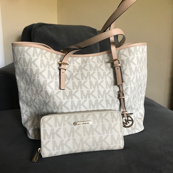 Michael Kors Handbags - MICHAEL KORS JET SET TOTE